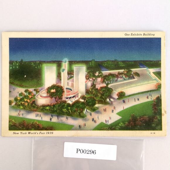 1939 New York World's Fair Postcard Gas Exhibits Building Court of Flame - Picture 1 of 2